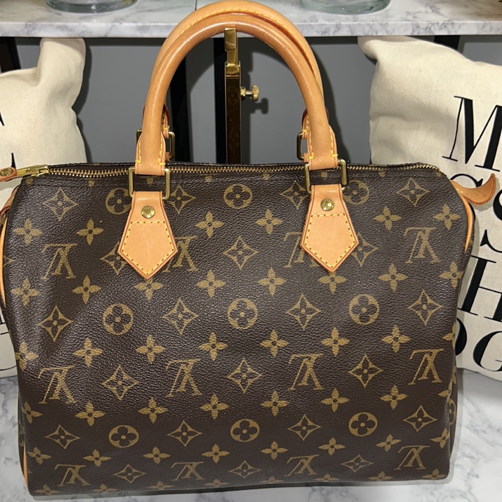 LOUIS VUITTON MONOGRAM
CANVAS SPEEDY 30